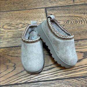 Mudd Beige Kids Slippers with Patterned Trim